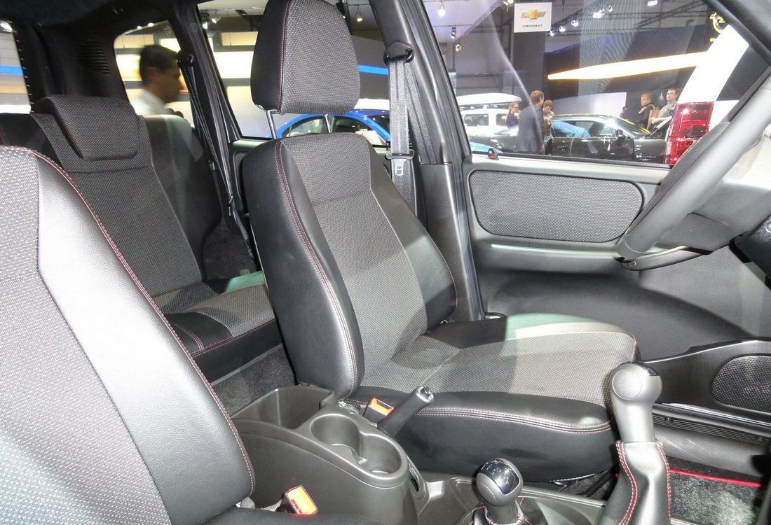 Chevrolet Niva 2012 салон сзади